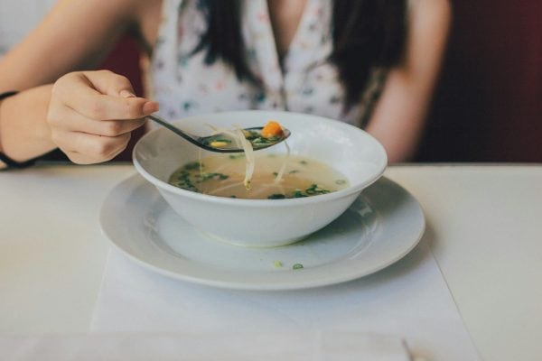 Sopa pode ser janta? Veja como transformar o prato em uma refeição completa