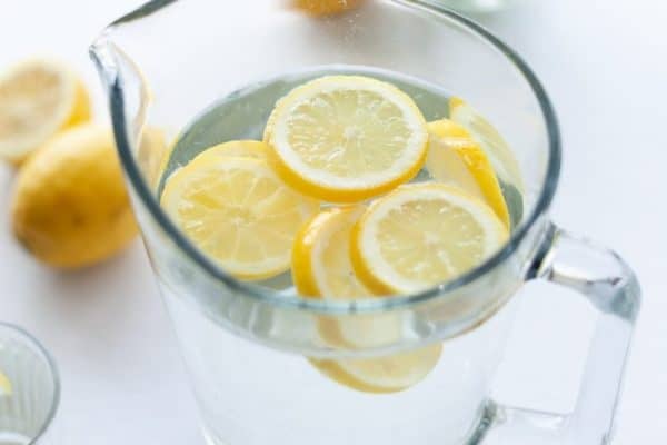 Água com limão pela manhã emagrece? Nutricionista revela o que realmente acontece no corpo