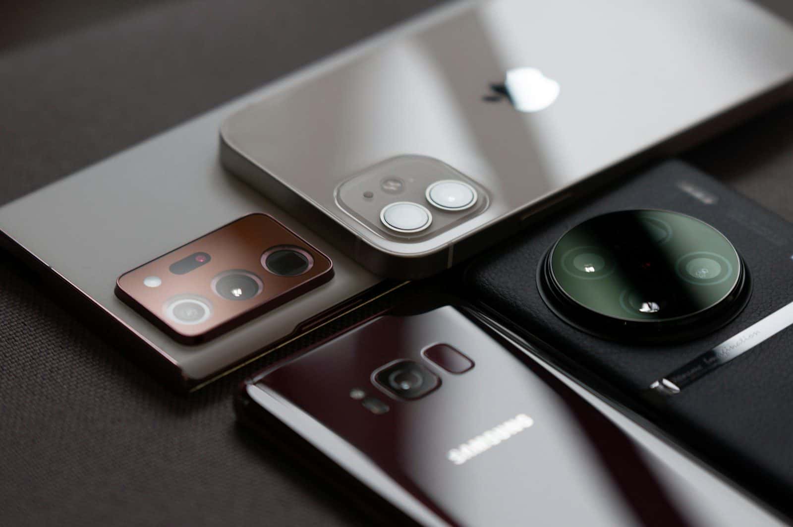 a group of cell phones sitting on top of a table