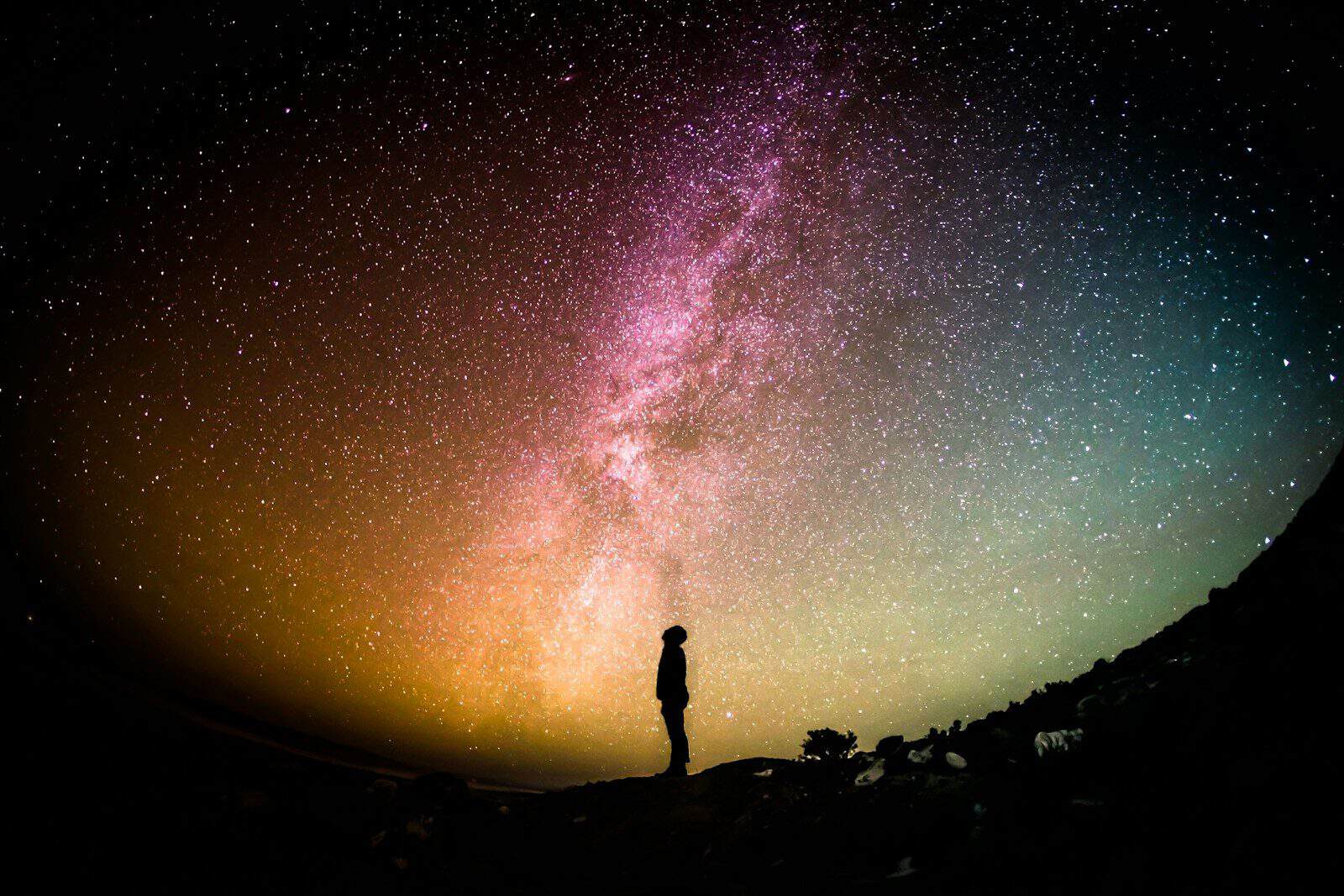 As cartas revelam tendências que podem influenciar os signos. (Créditos: Unsplash / Greg Rakozy)