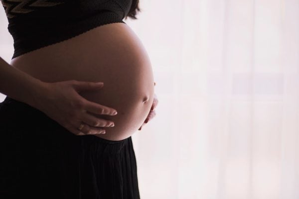 Mulher descobre que ainda está grávida após passar por curetagem por diagnóstico errado de aborto
