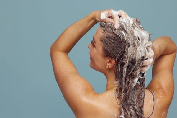 Lavar o cabelo todos os dias é necessário? Veja o que diz especialista