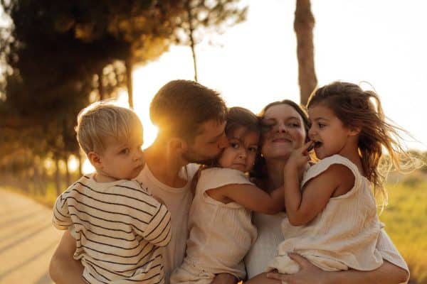 Família grande é coisa de rico? O custo de ter vários filhos está mudando essa escolha