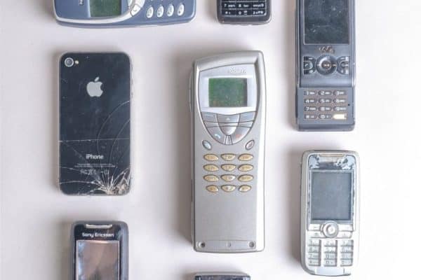 Geração Z abandona smartphones e faz celulares “do passado” voltarem com força