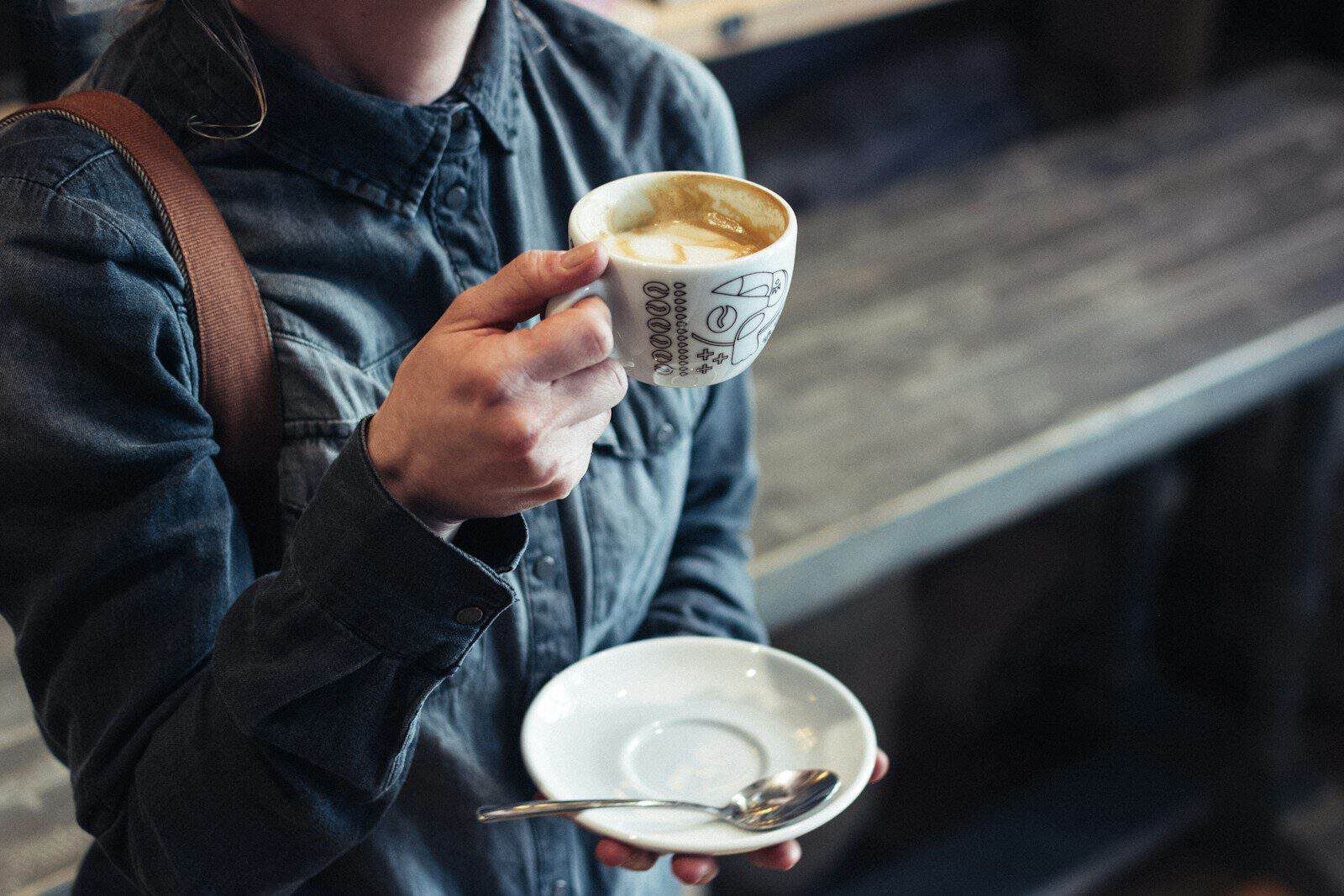 Compostos naturais do café são alvo de pesquisas científicas. (Créditos: Unsplash / Jakub Kapusnak)