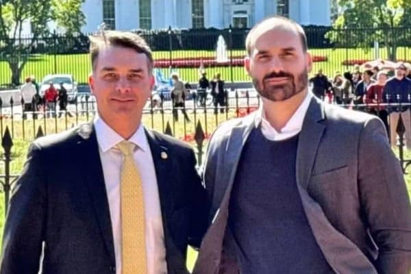 Eduardo Bolsonaro surpreende ao citar impeachment de Flávio após escolha do vice: “Não compensa”