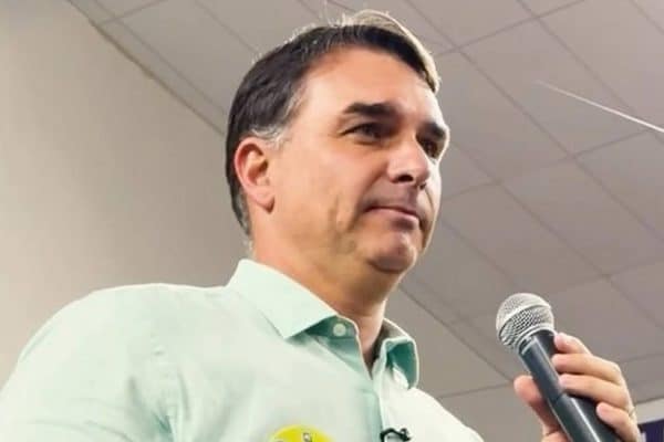 Flávio Bolsonaro fala em futuro no Planalto e critica STF: “Tenho nojo”