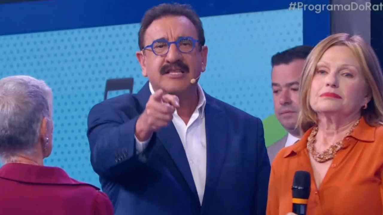 Após acusação de homofobia, Ratinho volta a polemizar com declaração no SBT: "Mulher é mulher" (Foto: SBT)