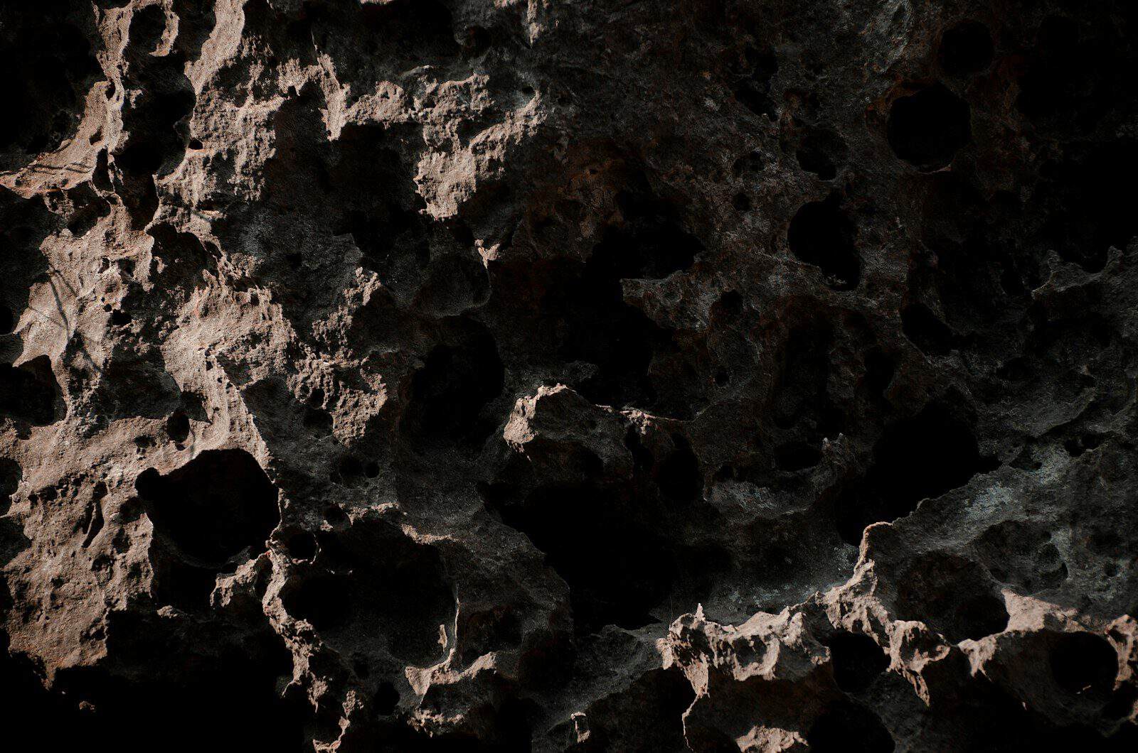 Novas propostas ampliam as possibilidades de proteção contra asteroides. (Créditos: Unsplash / Viktor Talashuk)