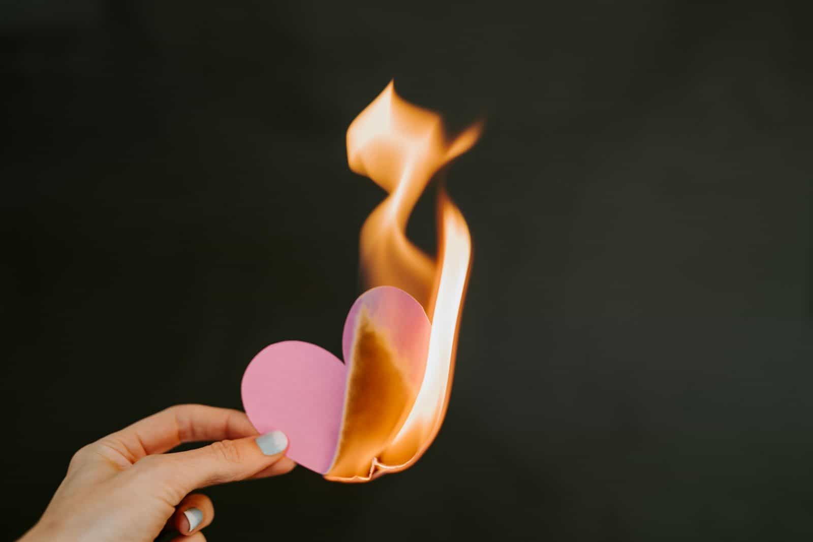 Usuários encontram nas redes sociais diferentes opiniões sobre o fim de relacionamentos (Créditos: Unsplash / Kelly Sikkema)
