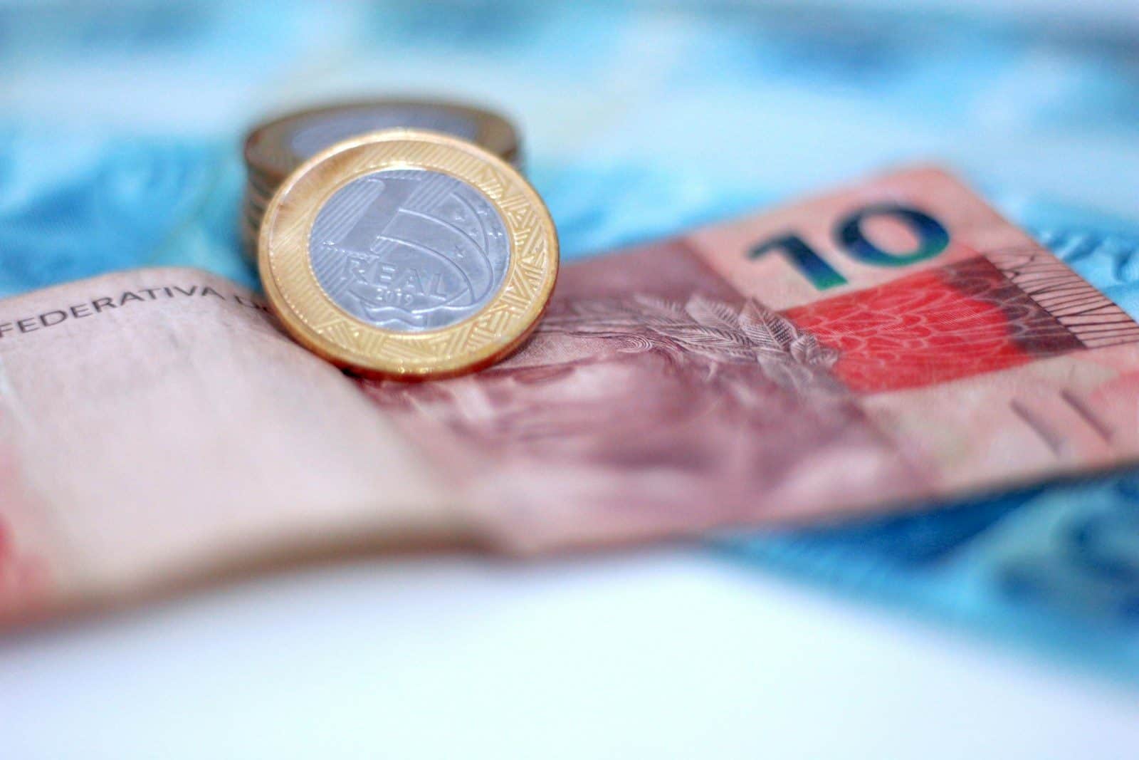 Mudanças na Selic afetam consumidores, empresas e investidores. (Créditos: Unsplash Daniel Dan)