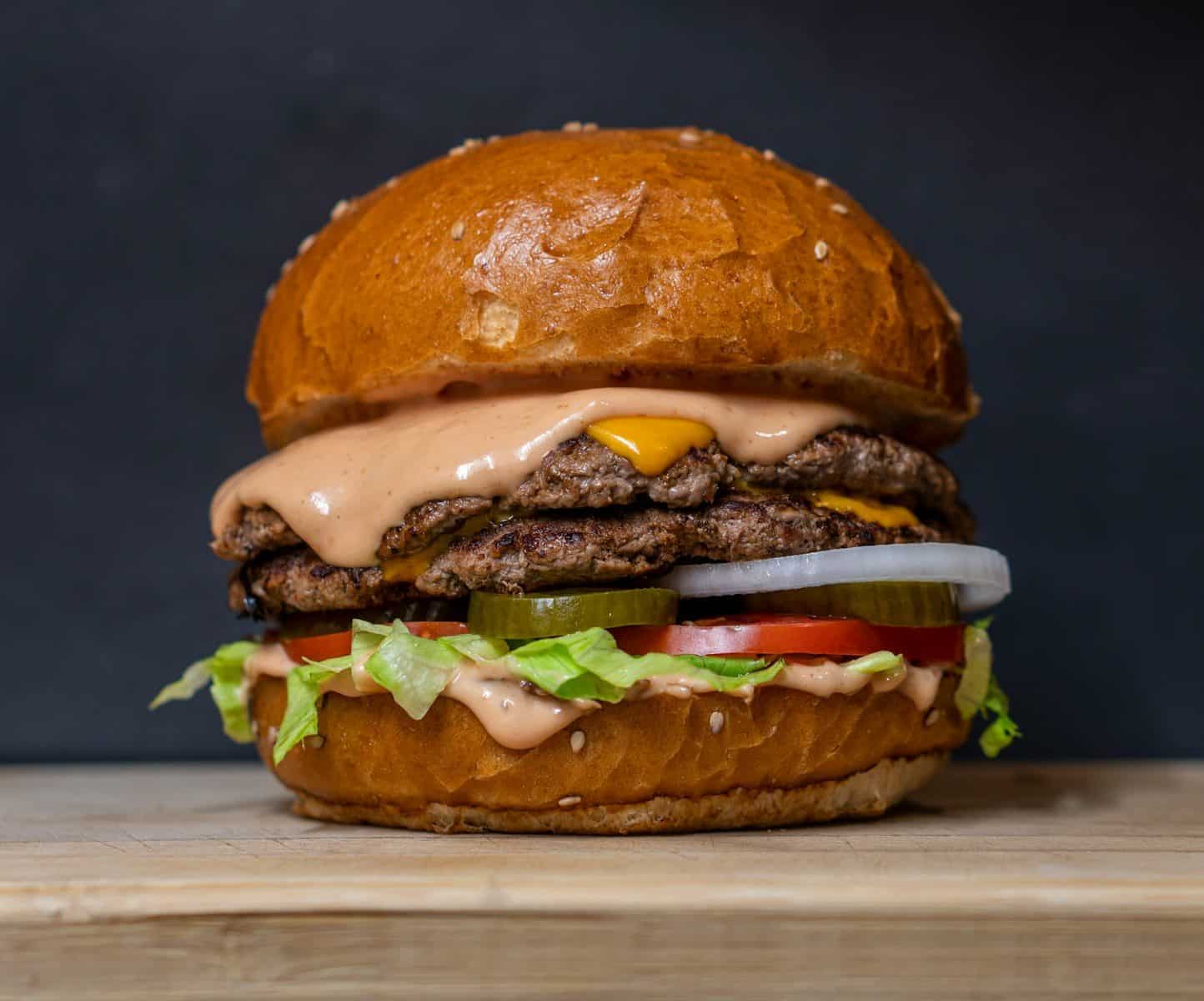 burgeCaso envolvendo alimento comprado em restaurante termina na Justiça (Créditos: Unsplash / amirali mirhashemian)r with lettuce and tomatoes