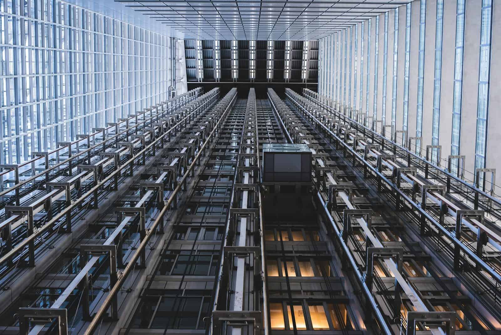 Resgate aconteceu após falha no funcionamento do elevador. (Créditos: Unsplash / Ryunosuke Kikuno)