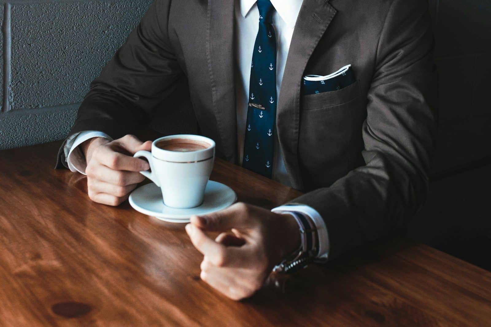 O consumo moderado de café segue sendo tema de estudos. (Créditos: Unsplash / Andrew Neel)