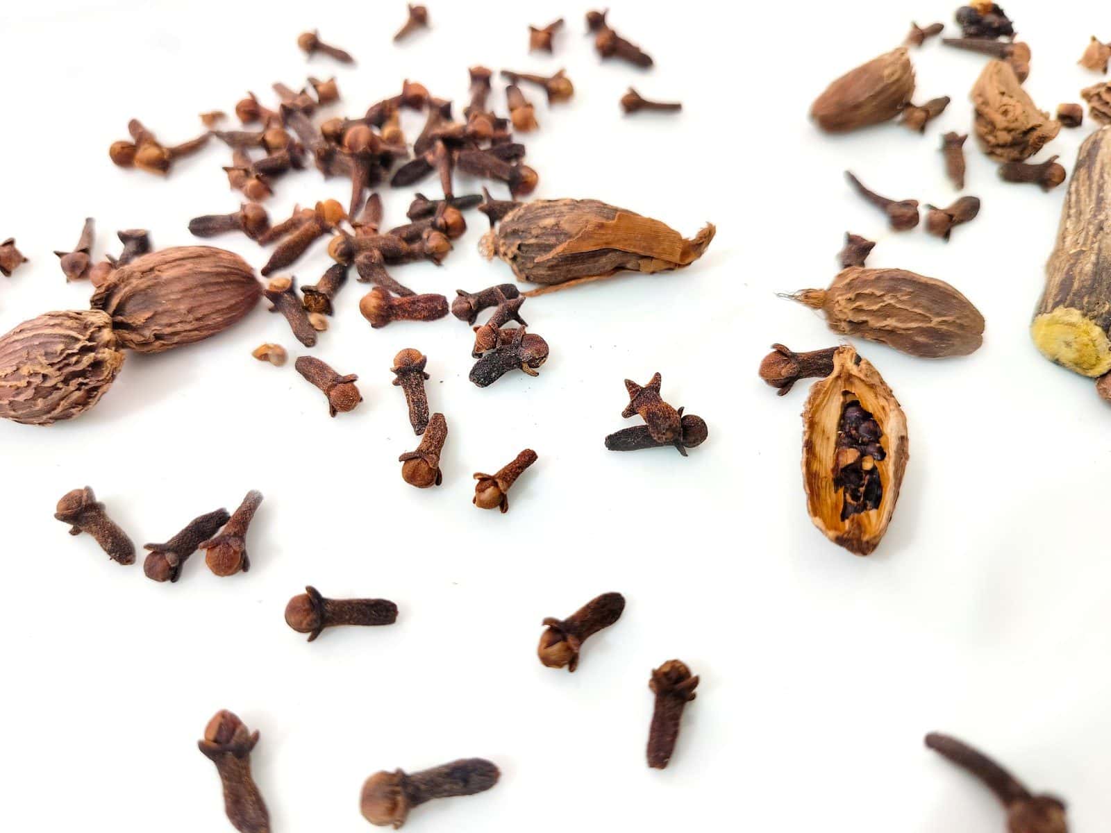 Especiaria é associada a propriedades antioxidantes e anti-inflamatórias (Créditos: Unsplash / Jaspreet Kalsi)
