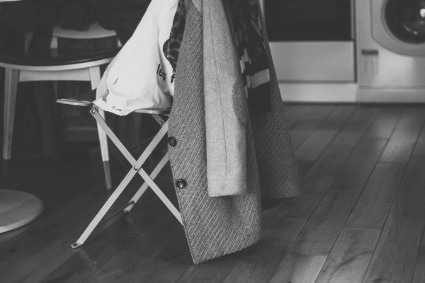 Sua cadeira vive cheia de roupas? A psicologia revela o que esse hábito pode estar escondendo