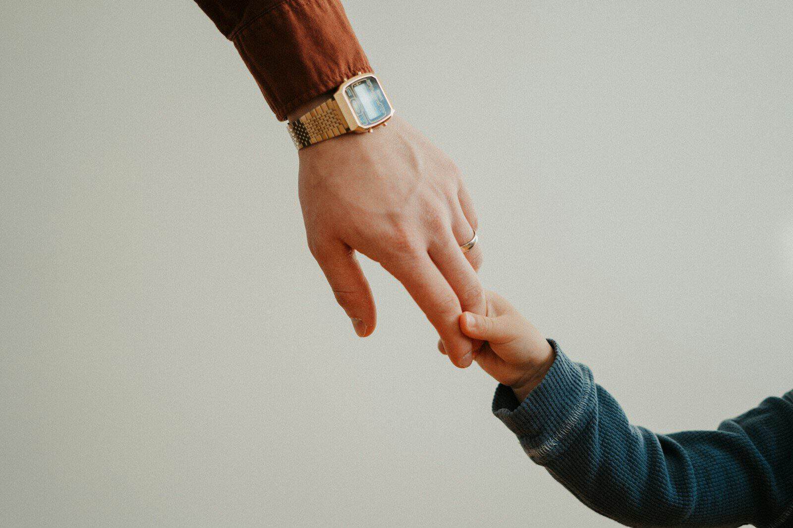 A ausência paterna pode influenciar diferentes aspectos da vida emocional (Créditos: Unsplash / Andrik Langfield)