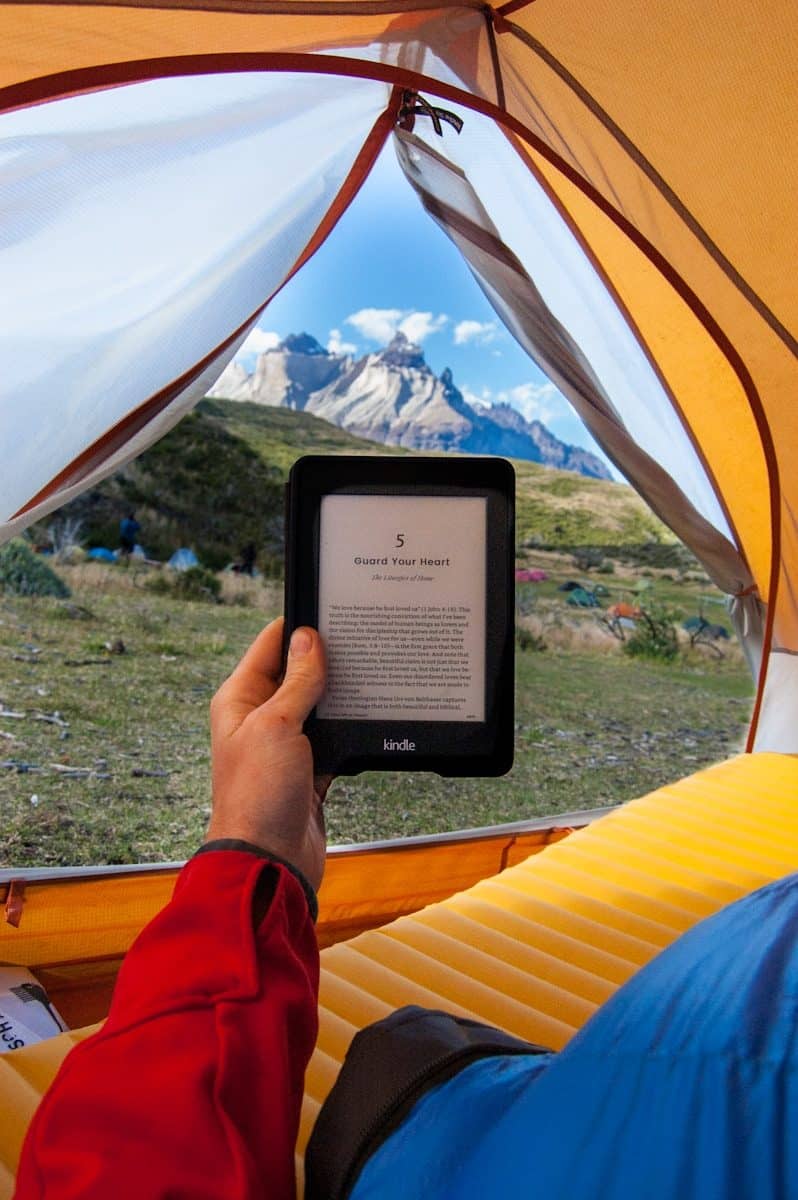 Livros digitais entram em promoção durante a campanha Encha Seu Kindle (Créditos: Unsplash Frank Holleman)