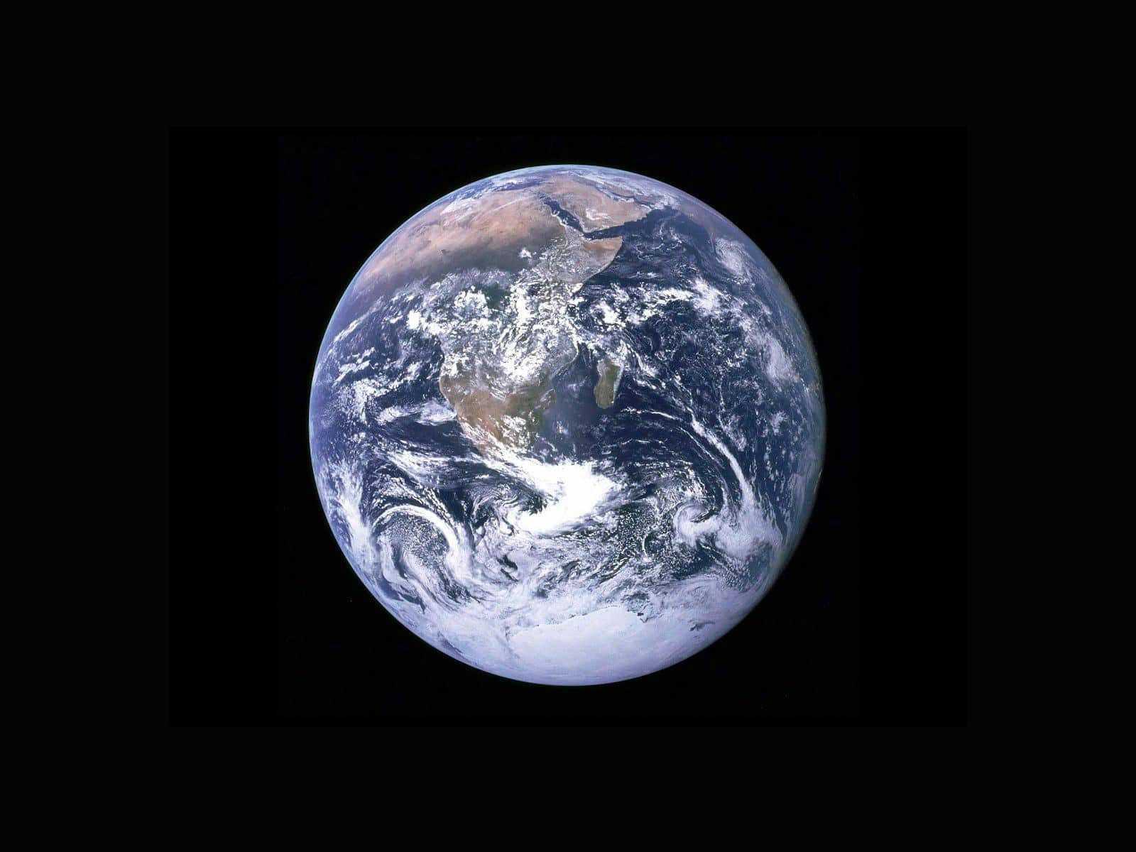 Estudos da Terra utilizam modelos que revelam diferenças na distribuição de massa. (Créditos: Unsplash / NASA)