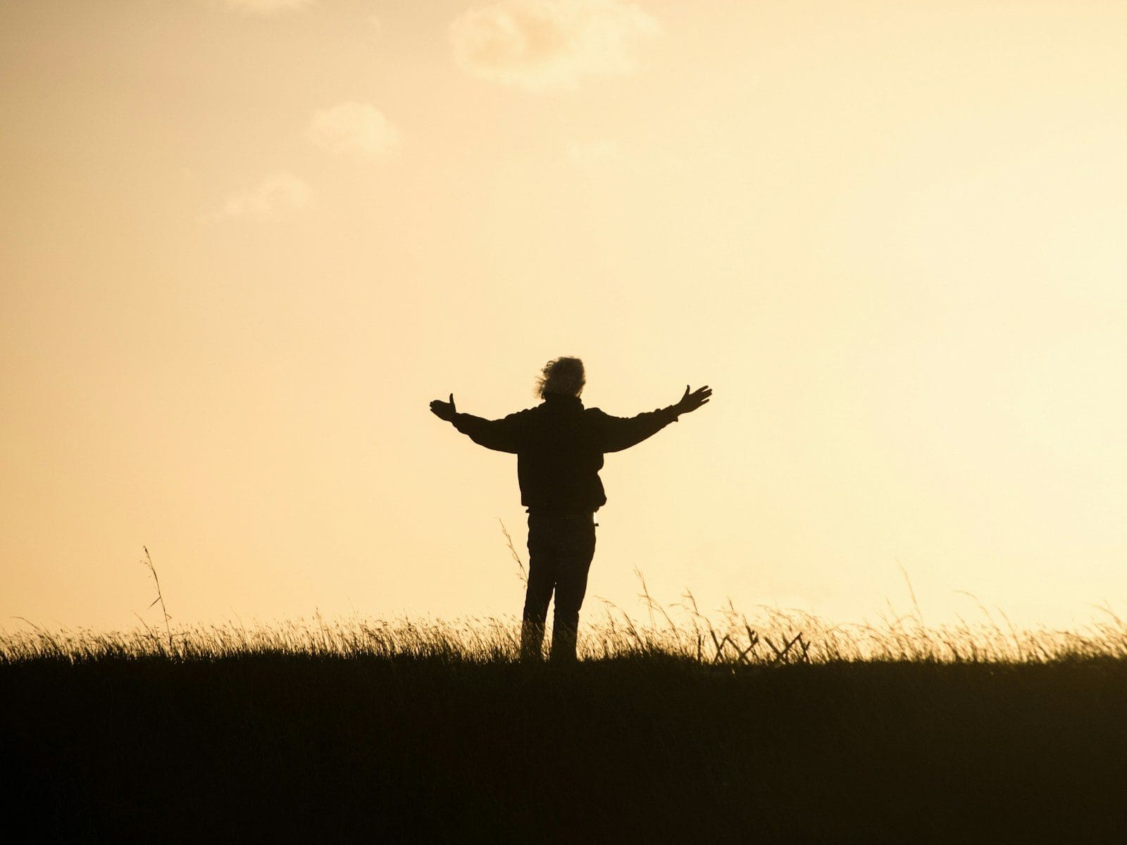 A gratidão é estudada pela psicologia por seus efeitos no bem-estar (Créditos: Unsplash / Debby Hudson)