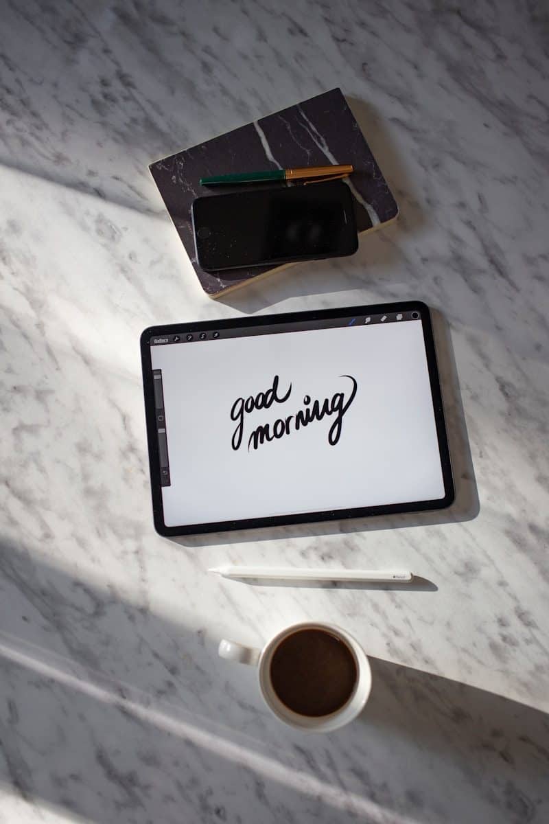 Momentos de pausa podem interromper a sensação de urgência logo pela manhã. (Créditos: Unsplash / Milada Vigerova)