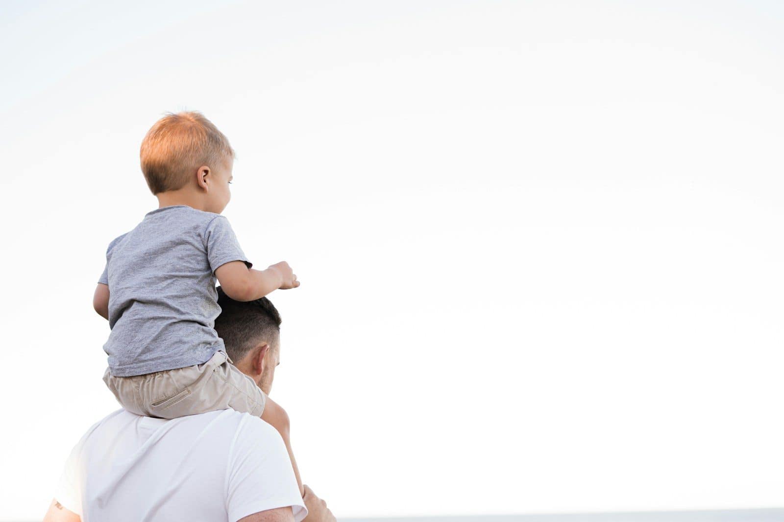 Relações familiares podem deixar marcas que aparecem também na vida adulta (Créditos: Unsplash / Kelli McClintock)