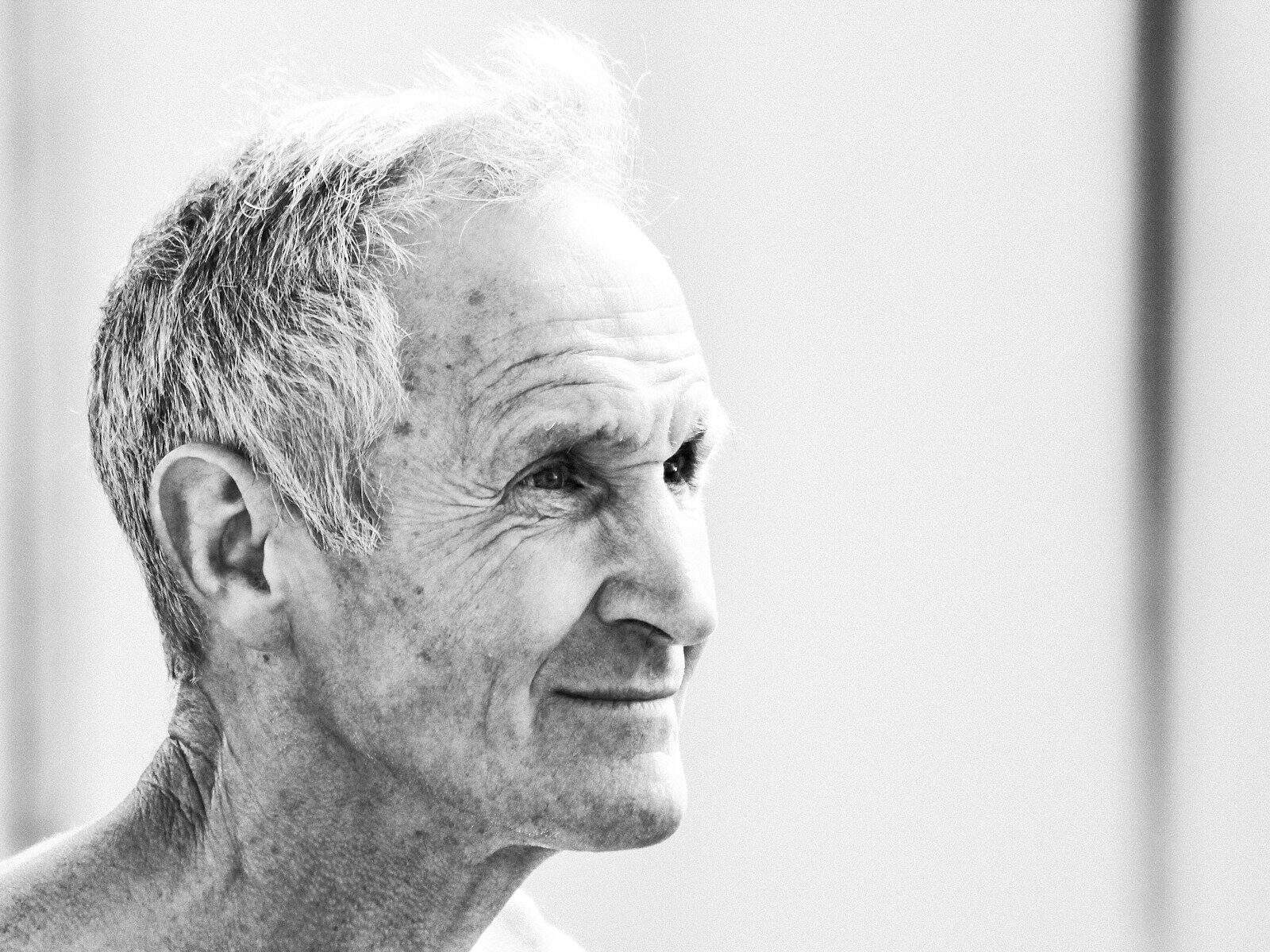 Sintomas como cansaço e perda de libido podem estar ligados à deficiência de testosterona. (Créditos: Unsplash Graham Smith)