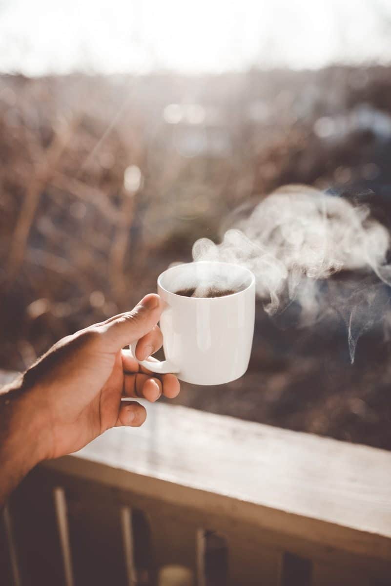 Hábitos diários podem influenciar os efeitos do café no organismo. (Créditos: Unsplash / Clay Banks)