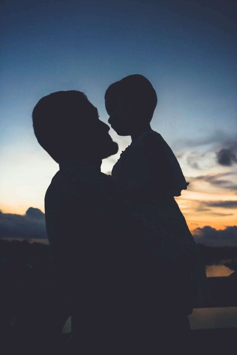 A figura paterna pode representar segurança e acolhimento na infância (Créditos: Unsplash / Arifur Rahman)