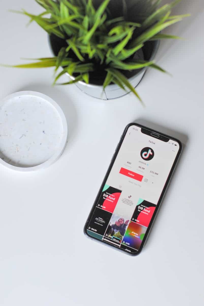 Especialistas discutem os efeitos do consumo excessivo de conteúdos sobre términos (Créditos: Unsplash / Nik)