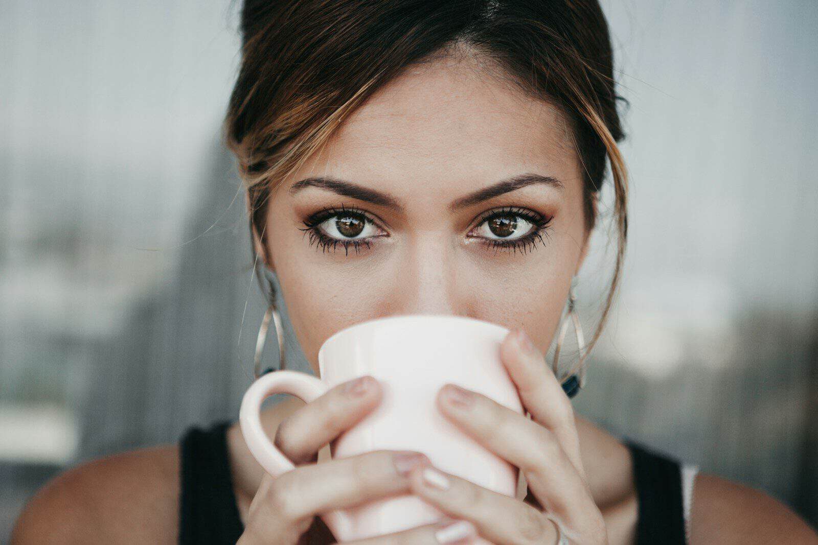 O modo de consumir a bebida pode impactar seus benefícios. (Créditos: Unsplash / Candice Picard)