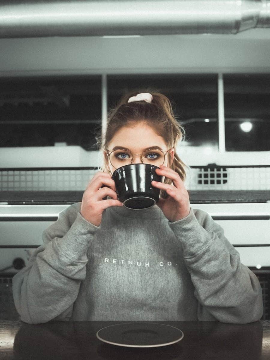 A forma de preparar e consumir a bebida pode fazer diferença. (Créditos: Unsplash / Hunter Newton)