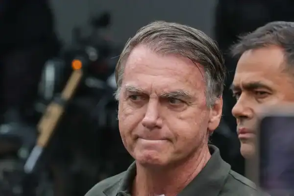 Defesa de Bolsonaro tenta suspender pena de 27 anos e recorre novamente ao STF