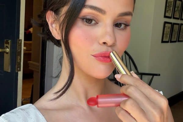 Selena Gomez revela o que pensa sobre quem prefere seu visual de 10 anos atrás
