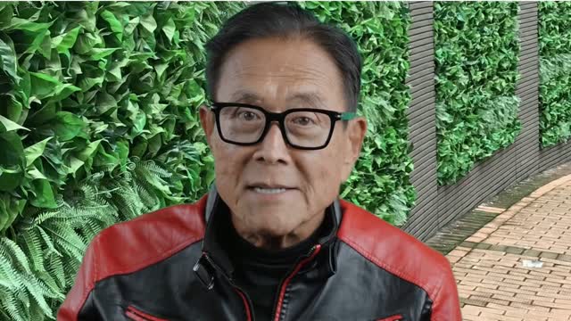 Aos 79 anos, o criador evelou que o valor não corresponde a uma dívida pessoal. Segundo ele, sua ex-mulher e sócia, trata-se do endividamento total de um grupo de investidores ligado a aproximadamente 1.500 apartamentos. A parcela atribuída diretamente ao escritor estaria estimada entre US$ 30 milhões e US$ 60 milhões. (Foto: Instagram)