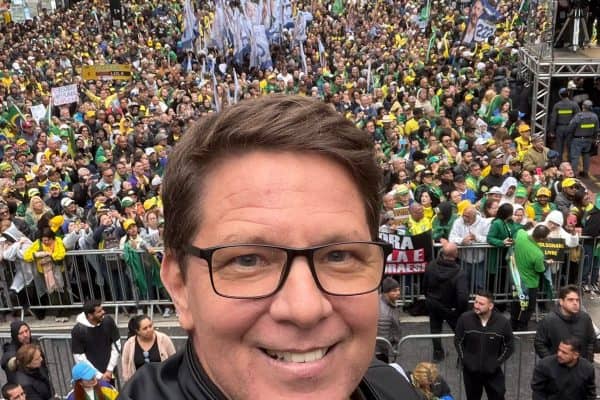 PF apreende celular de Mario Frias em operação que investiga repasse de R$ 2 milhões