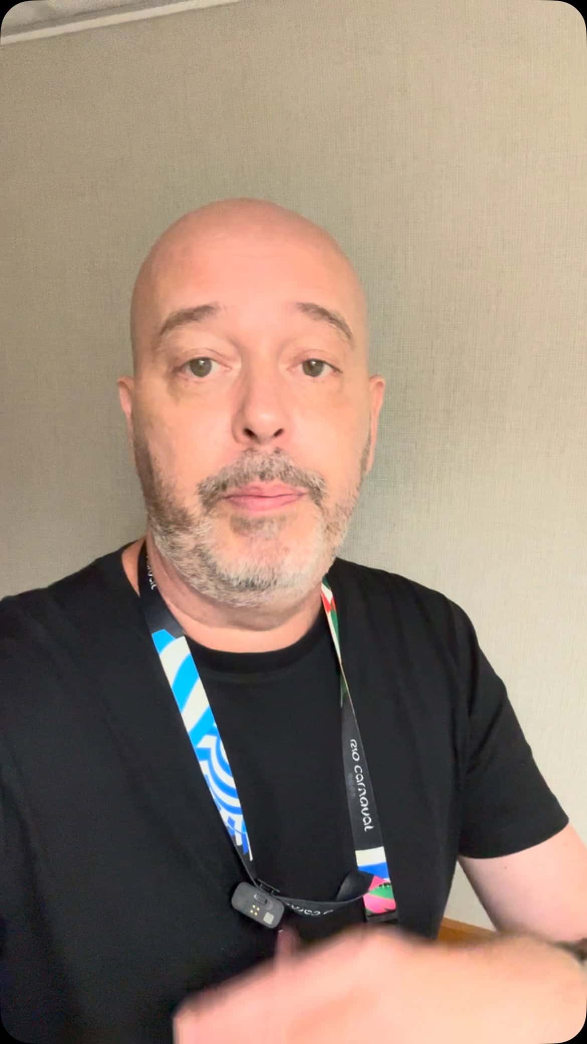 Após passar mal ao vivo, Alex Escobar volta ao trabalho e celebra: "Passo enorme" (Foto: Instagram)