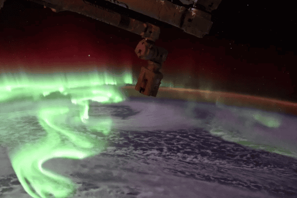 Astronauta registra aurora boreal do espaço e revela imagens impressionantes da Terra