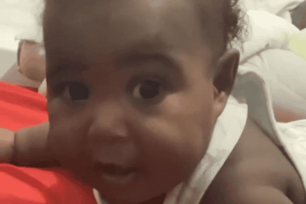 Bebê de 5 meses surpreende ao olhar para celular e dizer “oi, gente”