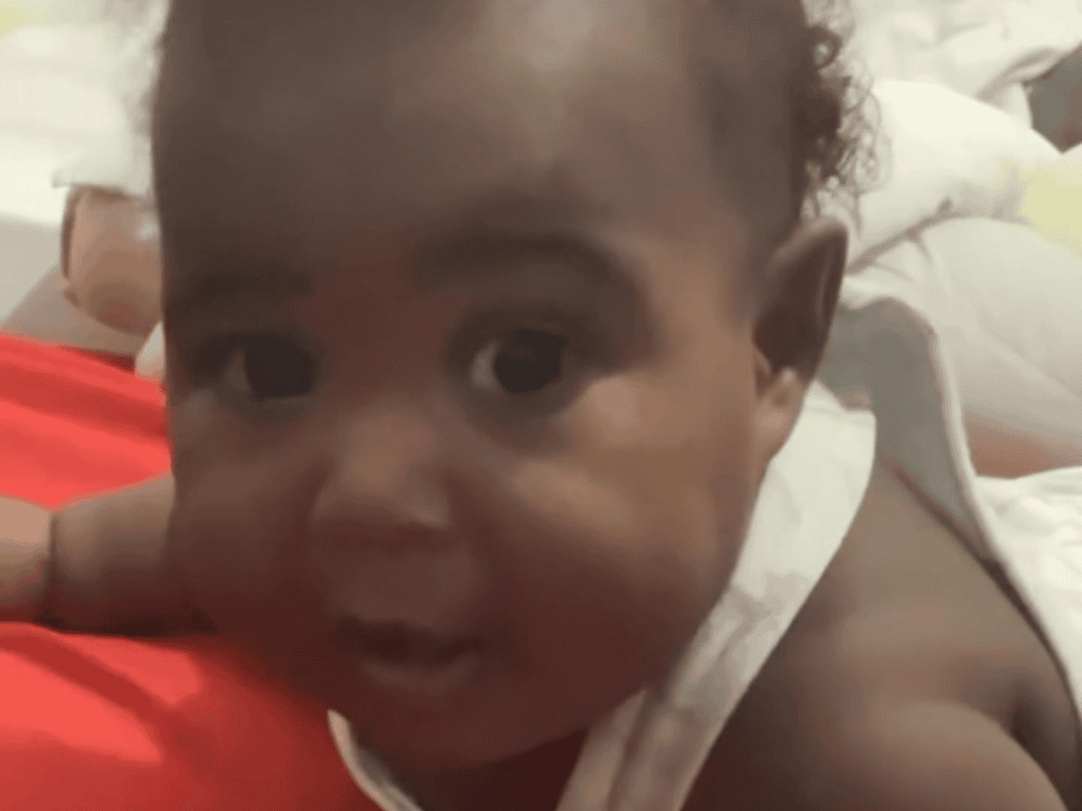 Bebê de 5 meses surpreende ao olhar para celular e dizer “oi, gente”