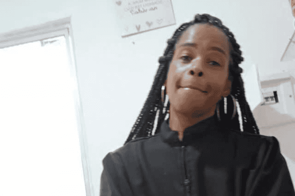 Cabeleireira surpreende cliente ao cantar clássico de Lauryn Hill durante atendimento