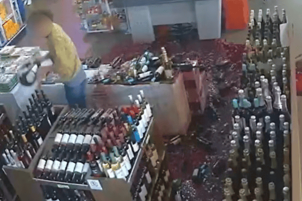 Cartão é recusado e homem destrói vinhos avaliados em R$ 60 mil dentro de supermercado