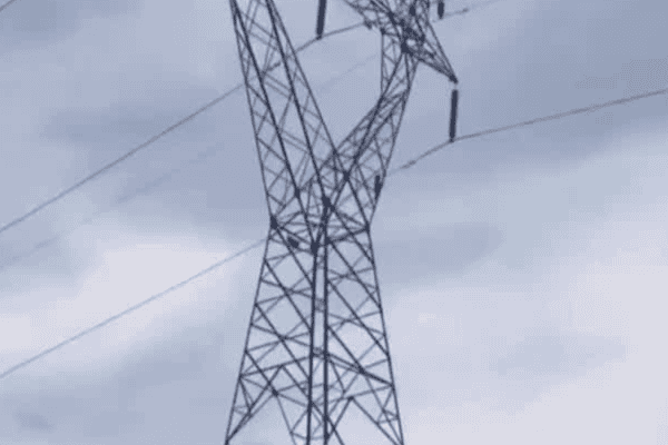 Criança de cinco anos é resgatada de torre de energia a mais de três metros de altura