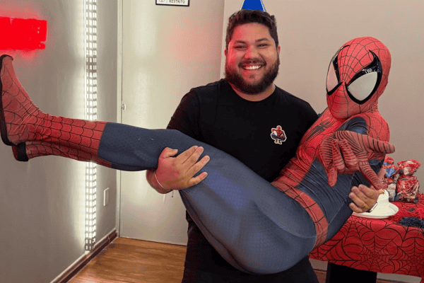 Esposa surpreende marido com Homem-Aranha em aniversário e reação viraliza