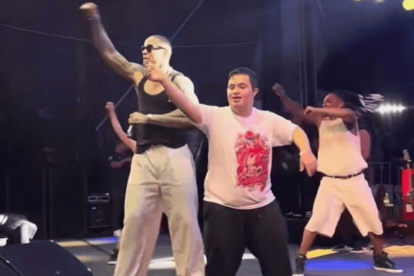 Fã com síndrome de Down sobe ao palco com Léo Santana e emociona público