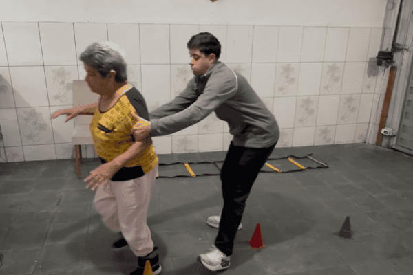 Fisioterapeuta transforma sessão em momento de descontração e diverte paciente