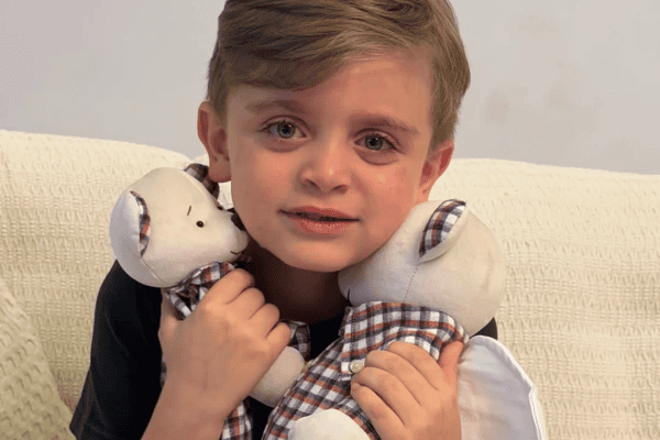 Garotinho se emociona ao ganhar ursinho feito com camisa do avô falecido