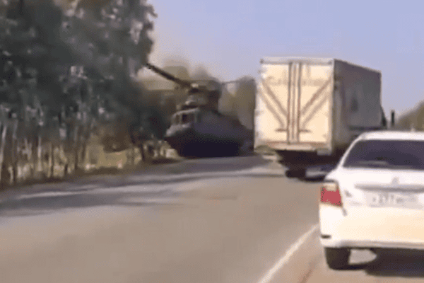 Helicóptero quase atinge caminhão ao tentar pousar em rodovia na Rússia