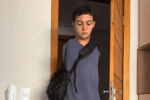 Universitário sem os dois braços compartilha rotina nas redes sociais e surpreende pela autonomia