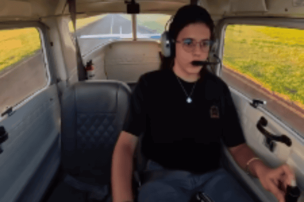 Menina que sonhava em ser piloto realiza primeiro voo solo 10 anos após vídeo com o pai